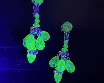 Vintage Vendome Green Uranium Glass Chandelier Earrings, 1950s Vendome Uranium Glass Bead Drop Glowing Clip On Earrings, Vintage Jewelry