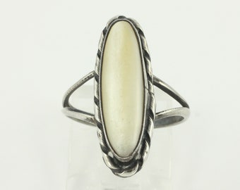 Vintage Southwestern Yellow Lip Sterling Silver Ring, Mother of Pearl Ring Size 5.25, 1970s 925 Mother of Pearl Ring, Vintage Jewelry
