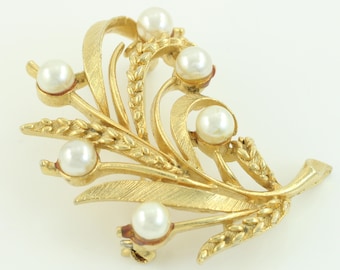 Vintage Lisner Simulated Pearl Gold Tone Brooch, Signed Lisner White Imitation Pearl Golden Leaf Pin, Vintage Lisner Brooch, Vintage Jewelry