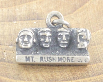 Vintage Sterling Silver Mt. Rushmore Bracelet Charm - 3 Dimensional Travel Souvenir Pendant - 3.6 gram 925 circa 1960 - Vintage Jewelry