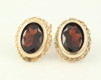 Vintage Oval Garnet 10K Gold Earrings, 10K Garnet Stud Earrings, January Birthstone Earrings, 90s Almandite Garnet Earrings, Vintage Jewelry