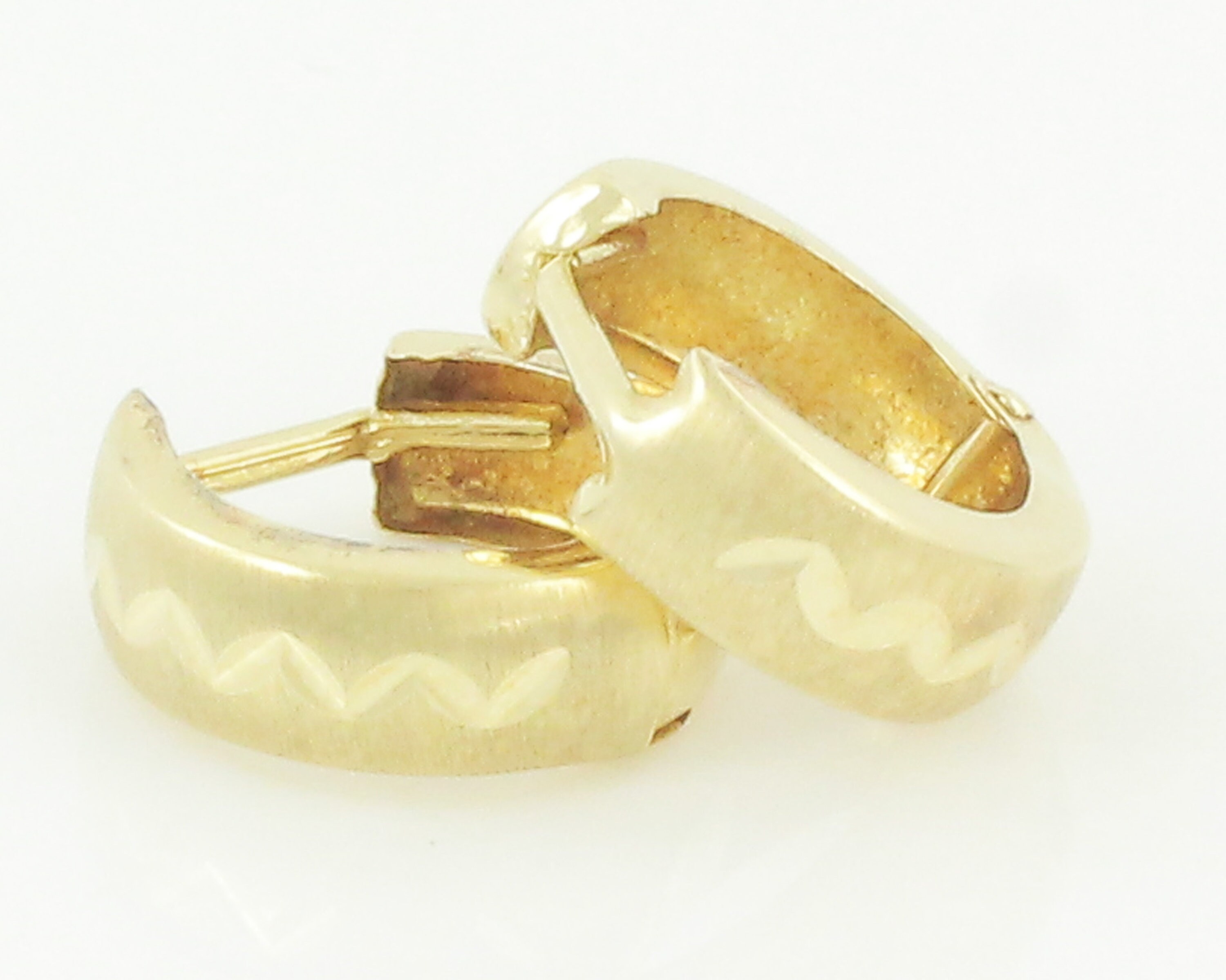 Vintage Gold Huggie Hoop Earrings - 14K Yellow Gold Chevron Diamond Cut ...