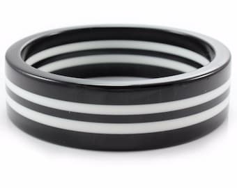 Vintage Black White Plastic Bangle Bracelet, Mid Century Mod Stacking Bracelet, Laminated Plastic Bangle, 1960s GoGo Bangle, Vintage Jewelry