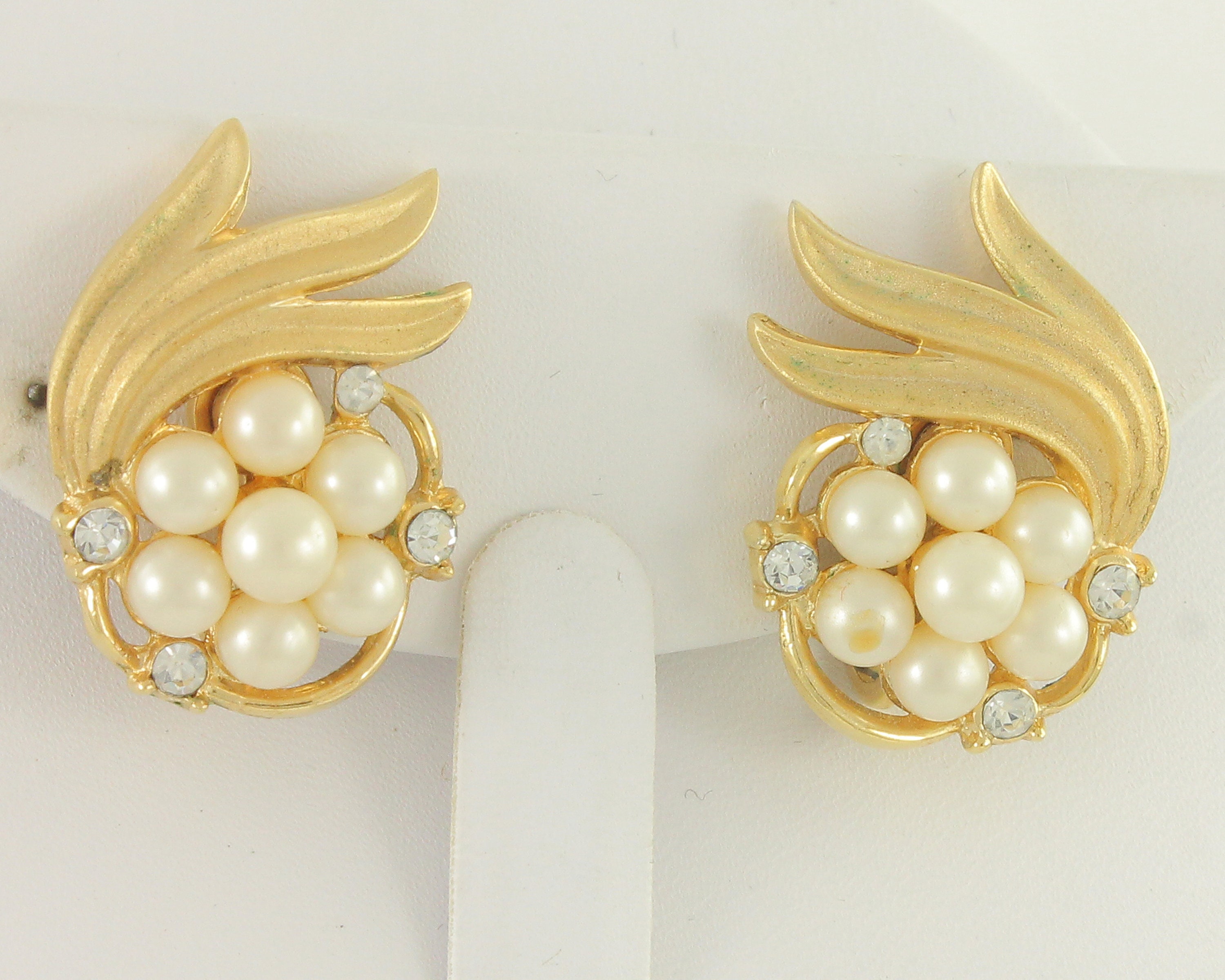 Trifari Golden metal and faux pearls with small rhinestones