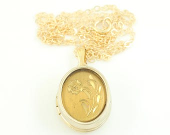 Vintage Oval Locket Necklace, 1960s Engraved Floral Locket Pendant, Gold Tone Locket Necklace, Vintage Locket, Vintage Jewelry
