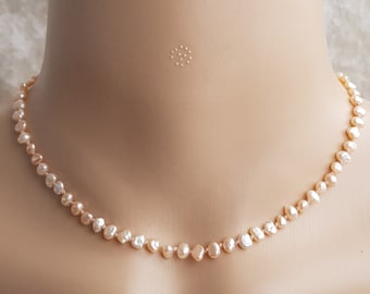 Collier ras de cou en petites perles d'eau douce avec rallonge. Collier de perles d'eau douce pêche délicate. Rallonge de chaîne avec breloque coeur