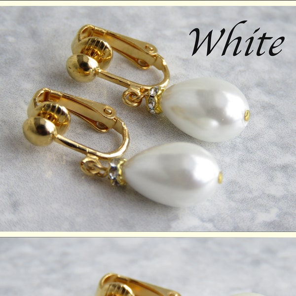 Boucles d'oreilles clip en perles de verre ivoire ou blanc et strass pour oreilles non percées. Boucles d'oreilles pendantes en plaqué or.