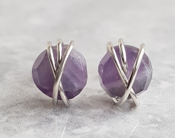 Pendientes de amatista con alambre enrollado en plata de ley Argentium. Pendientes de amatista morada.