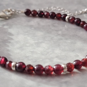 Hübsches Granat Edelstein Armband. 925 Sterling zierliches Halbedelstein Armband Länge verstellbar