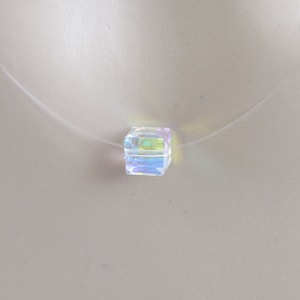 Zarte Minimal Kristall Anhänger Halskette. Transparente unsichtbare Illusion Floating-Halskette mit 6 mm Swarovski AB Cube Kristall.
