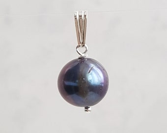Un seul pendentif en perle d'eau douce noire (sans chaîne). Charm perle d'eau douce à ajouter à votre collier, chaîne ou bracelet. Or 14 carats
