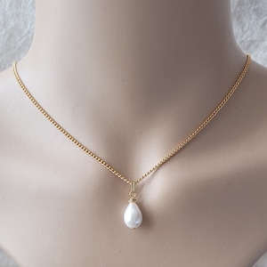 Colar simples com pingente de lágrima de pérola banhado a ouro. Pingente de pérola em corrente banhada a ouro