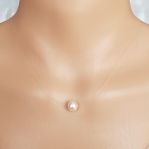 Verzilverde drijvende illusieketting met Preciosa-parelhanger. Transparante onzichtbare ketting. 31 verschillende kleuren parels om uit te kiezen.