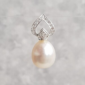 Un seul pendentif en perle d&#39;eau douce blanche (sans chaîne). Charm perle d&#39;eau douce à ajouter à votre collier, chaîne ou bracelet. Argent sterling 925