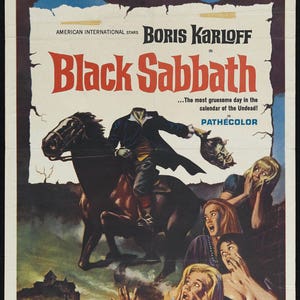 Peut inclure: Affiche de film vintage pour "Black Sabbath" avec Boris Karloff. L'affiche représente une figure sans tête à cheval, des femmes terrifiées et le titre du film en rouge. Le slogan est : "This is the NIGHT of the NIGHTMARE!"