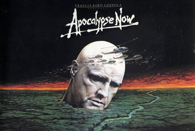 Op de afbeelding: Een zwart-wit poster voor de film "Apocalypse Now" geregisseerd door Francis Ford Coppola. De poster toont een close-up van een mannengezicht met helikopters die erboven vliegen.
