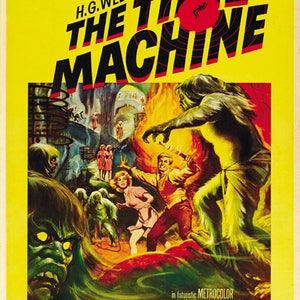 Op de afbeelding: Een vintage filmposter voor de film "H.G. Wells' The Time Machine". De poster heeft een gele achtergrond met zwarte en rode tekst. De poster toont een scène uit de film met een groep mensen die wegrennen van een groot, groen, harig wezen.