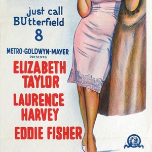 Puede incluir: Un cartel de película vintage para la película "Butterfield 8" protagonizada por Elizabeth Taylor, Laurence Harvey y Eddie Fisher. El cartel presenta a una mujer glamorosa con un vestido de encaje blanco y un abrigo de piel, sosteniendo un vaso de líquido. El cartel es amarillo, rojo y blanco con el título "Butterfield 8" en grandes letras rojas.