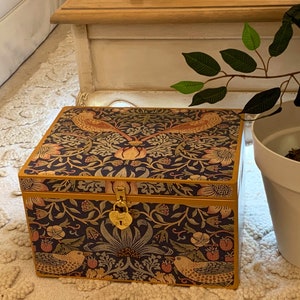 Perismon extra grote opbergkoffer. Opbergdoos met handvatten, aandenken en herinneringen met een harthangslot en een sleutel.