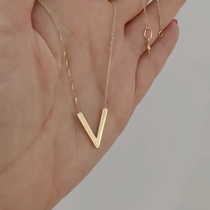Collar con letra V pequeña en oro amarillo de 14 quilates, minimalista, elegante y delicado, gargantilla con inicial en V, para uso diario, delicado collar, joyería, regalo para novia.
