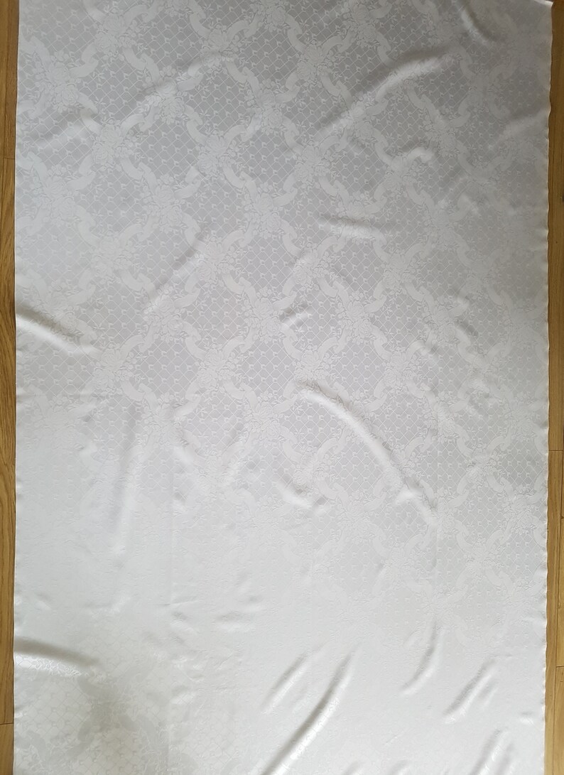 1980/'s polyester damask large white tablecloth Geometric cube design with flowers 228cm x 144cm; 90 x 57; 7/'6 x 4/'9