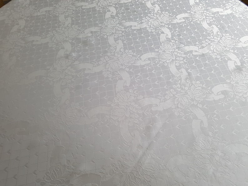 1980/'s polyester damask large white tablecloth Geometric cube design with flowers 228cm x 144cm; 90 x 57; 7/'6 x 4/'9