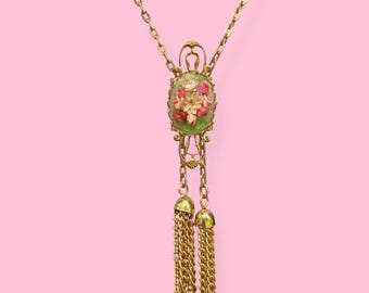 Collar tipo bolo lariat vintage de resina con estampado floral y borlas doradas de los años 70.