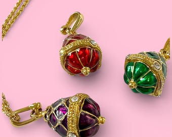 Collar vintage con colgante de huevo estilo Fabergé: cristal morado y detalles de cristal.