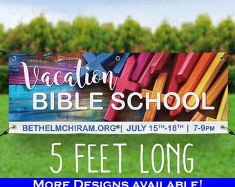 Op de afbeelding: Een rechthoekige banner met de woorden "Vacation Bible School" in witte letters. De banner is 1,52 meter lang en 0,61 meter breed, met de website bethelmchiram.org en de data 15-18 juli. De achtergrond heeft kleurrijke houten elementen.