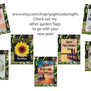 Puede incluir: Colecci&oacute;n de banderas de jard&iacute;n con varios dise&ntilde;os. Las banderas incluyen patrones florales, un girasol y mensajes para el D&iacute;a del Padre y el D&iacute;a del Padre Extra. La URL de la tienda de Etsy es visible.