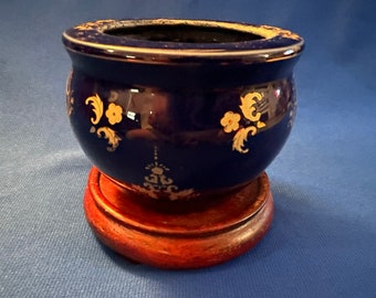 China Early Ji-blue glazed jar with gold flower pattern