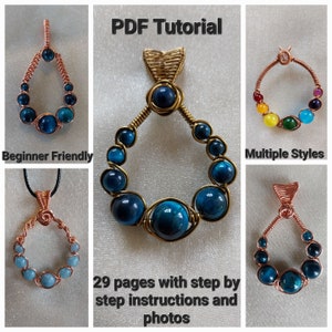 Könnte beinhalten: Ein PDF-Tutorial zum Erstellen von drahtgewickelten Anhängern mit Tigerauge und anderen Edelsteinen. Das Tutorial umfasst 29 Seiten mit Schritt-für-Schritt-Anleitungen und Fotos. Das Bild zeigt vier verschiedene Anhänger, darunter einen tropfenförmigen Anhänger, einen runden Anhänger und zwei weitere Anhänger mit unterschiedlichen Stilen.