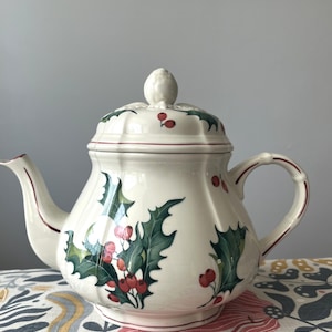 Villeroy and Boch Holly Porcelain Teapot Christmas