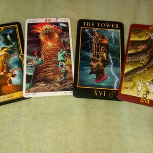 以下が含まれることがあります： 塔のカードを描いたタロットカードが4枚。カードは異なるデッキから来ており、イメージに違いが見られます。塔のカードは、突然の変化、混乱、破壊と関連付けられています。
