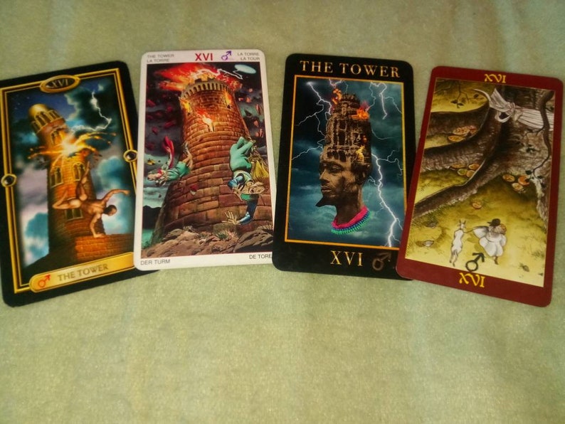 以下が含まれることがあります： 塔のカードを描いたタロットカードが4枚。カードは異なるデッキから来ており、イメージに違いが見られます。塔のカードは、突然の変化、混乱、破壊と関連付けられています。