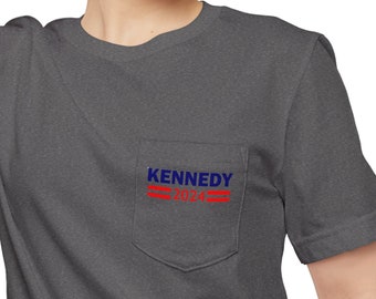 Robert F. Kennedy Jr. 2024 Logo officiel inspiré unisexe Pocket Tee Shirt - Votez pour RFK Jr. 2024