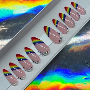 Elegante prensa del orgullo LGBTQ en las uñas