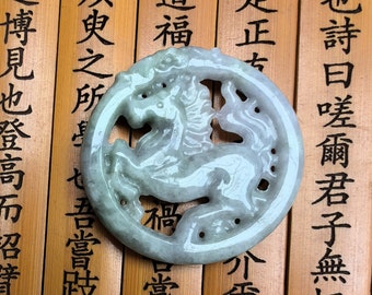 彫刻された翡翠のペンダント：龍、馬、花のお守り - Etsy 日本