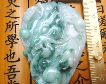 彫刻された龍の翡翠ペンダント：天然の緑石のお守り - Etsy 日本