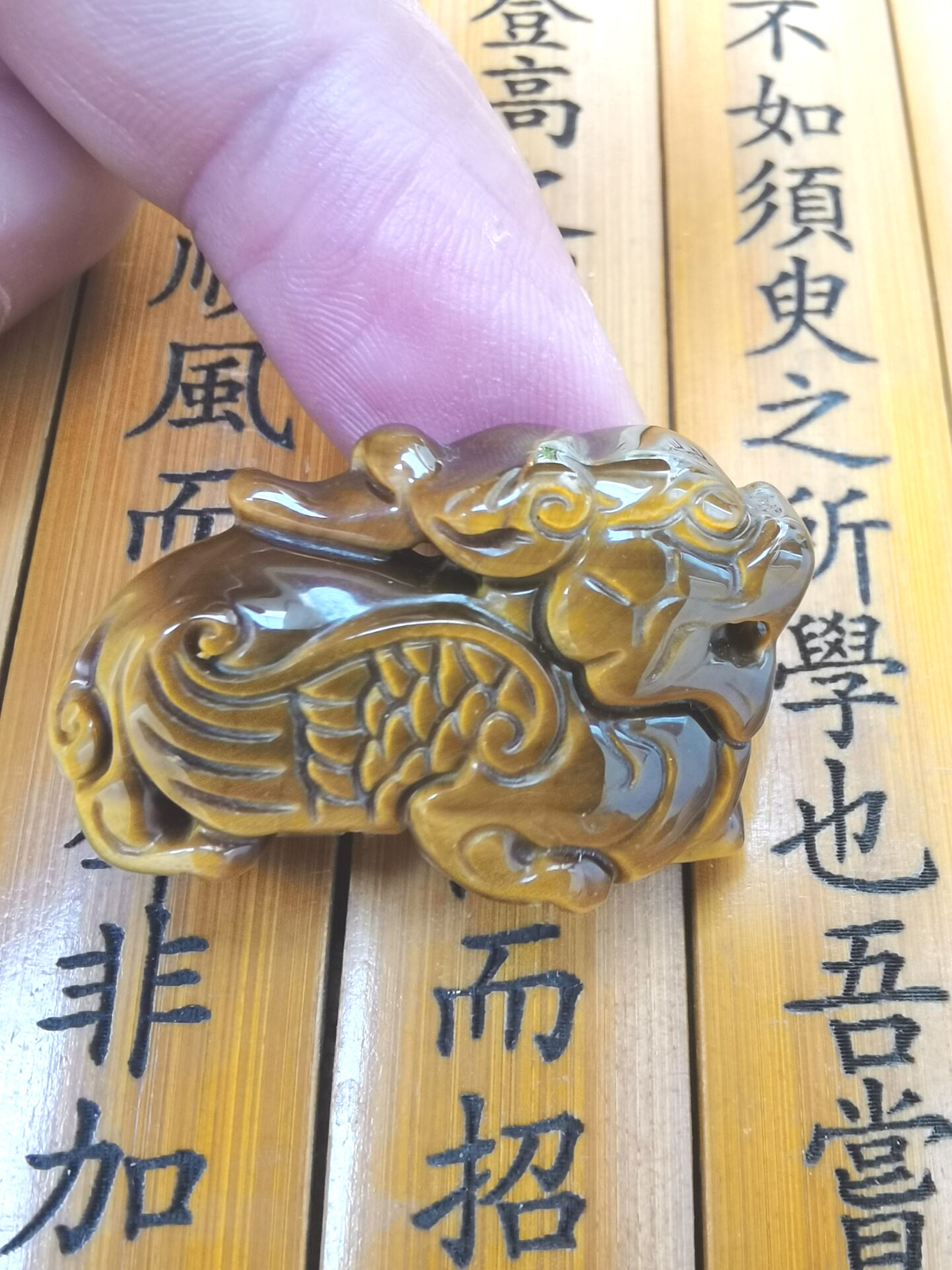 AAA exquisito genuino Piedra de ojo de tigre natural Kirin piedra tallada Kirin colgantes Kirin