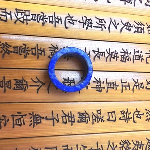 Tamanho 7 3/4 (diâmetro 17,97 mm) Afeganistão Natural Azul lapis lazuli pedra esculpida banda e anel homem e mulher charme anel