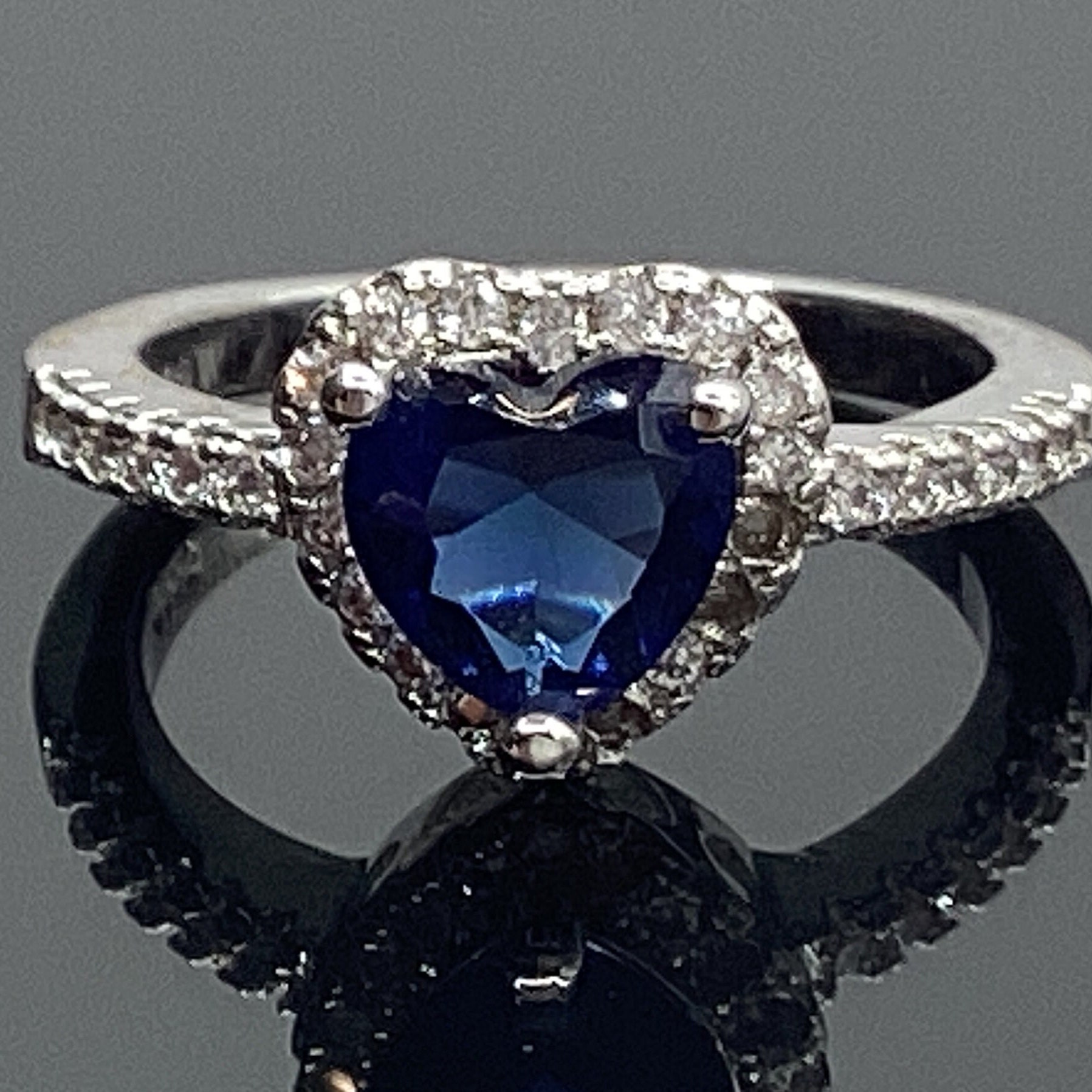 10kt White Gold Womens Diamond Heart Blue Sapphire Diamond Heart Ring | Las  Villas Jewelry