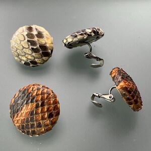 Örhängen med klämma: Estate Button Style - 2 par vintage ormskinn