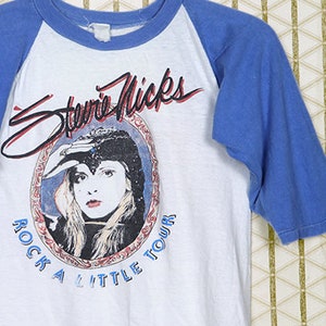 バットホール・サーファーズのTシャツ、長袖の白いTシャツ、パン