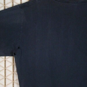 Op de afbeelding: Een donkerblauw t-shirt met een ronde hals en korte mouwen. Het shirt is gemaakt van een zacht, comfortabel materiaal en heeft een licht verweerde look.