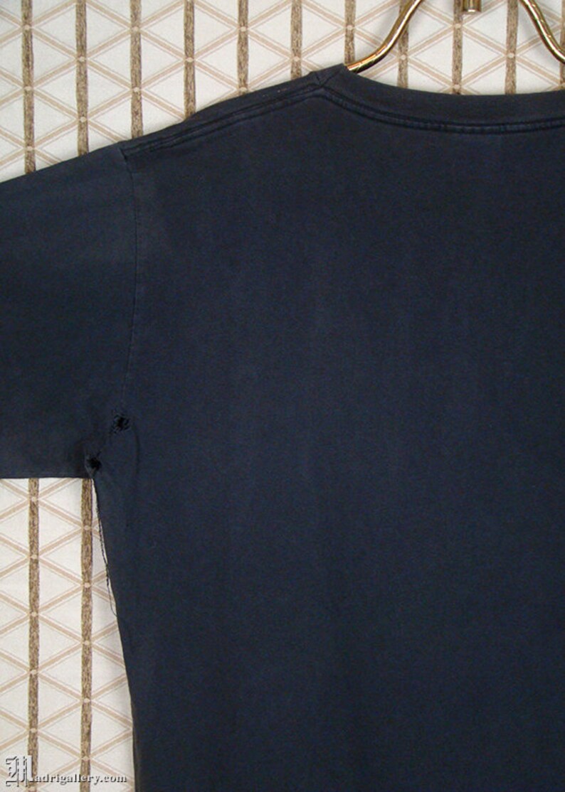 Op de afbeelding: Een donkerblauw t-shirt met een ronde hals en korte mouwen. Het shirt is gemaakt van een zacht, comfortabel materiaal en heeft een licht verweerde look.