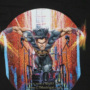 Puede incluir: Camiseta negra con un gr&aacute;fico circular de Wolverine, un superh&eacute;roe de Marvel Comics, corriendo por un callej&oacute;n de la ciudad. El gr&aacute;fico est&aacute; en un estilo vibrante y colorido con un esquema de color azul, rojo y amarillo. El texto "Madrigalley" y "www.CTMadrigal.com" son visibles en el gr&aacute;fico.