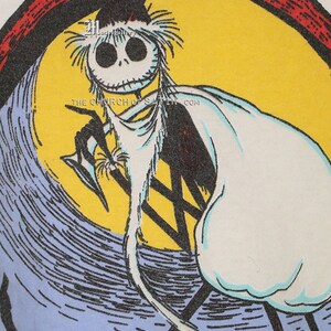Puede incluir: Una ilustraci&oacute;n en blanco y negro de Jack Skellington, el Rey Calabaza de Pesadilla Antes de Navidad, con un gorro de Pap&aacute; Noel y una t&uacute;nica blanca. Est&aacute; de pie sobre una luna amarilla con una luna creciente roja detr&aacute;s de &eacute;l. El texto "THE CHURCH OF SATAN.COM" est&aacute; impreso debajo de &eacute;l.
