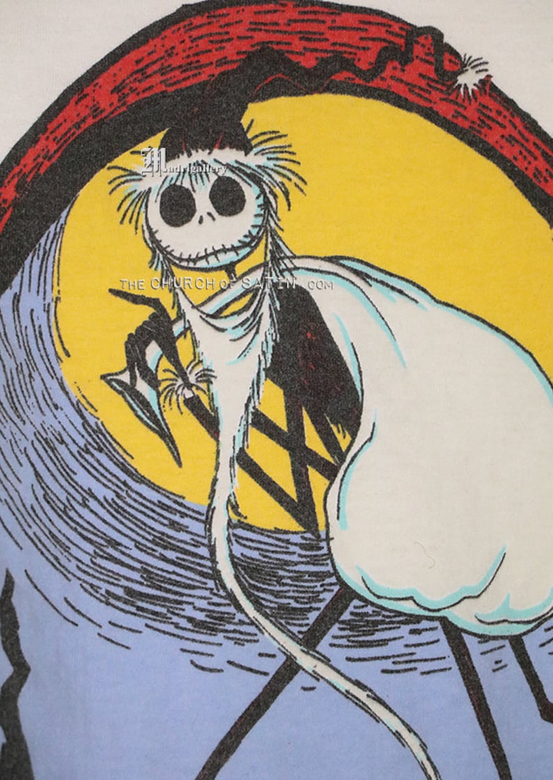 Puede incluir: Una ilustraci&oacute;n en blanco y negro de Jack Skellington, el Rey Calabaza de Pesadilla Antes de Navidad, con un gorro de Pap&aacute; Noel y una t&uacute;nica blanca. Est&aacute; de pie sobre una luna amarilla con una luna creciente roja detr&aacute;s de &eacute;l. El texto "THE CHURCH OF SATAN.COM" est&aacute; impreso debajo de &eacute;l.