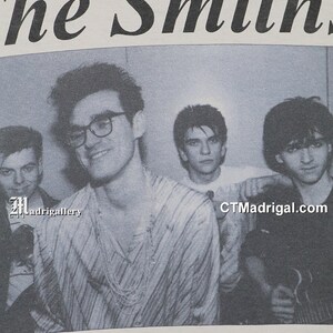 K&ouml;nnte beinhalten: Schwarz-Wei&szlig;-Fotografie der Band The Smiths. Die Bandmitglieder stehen eng beieinander, mit dem Bandnamen oben im Bild. Das Bild enth&auml;lt den Text "CTMadrigal.com" und "Madrigallery".